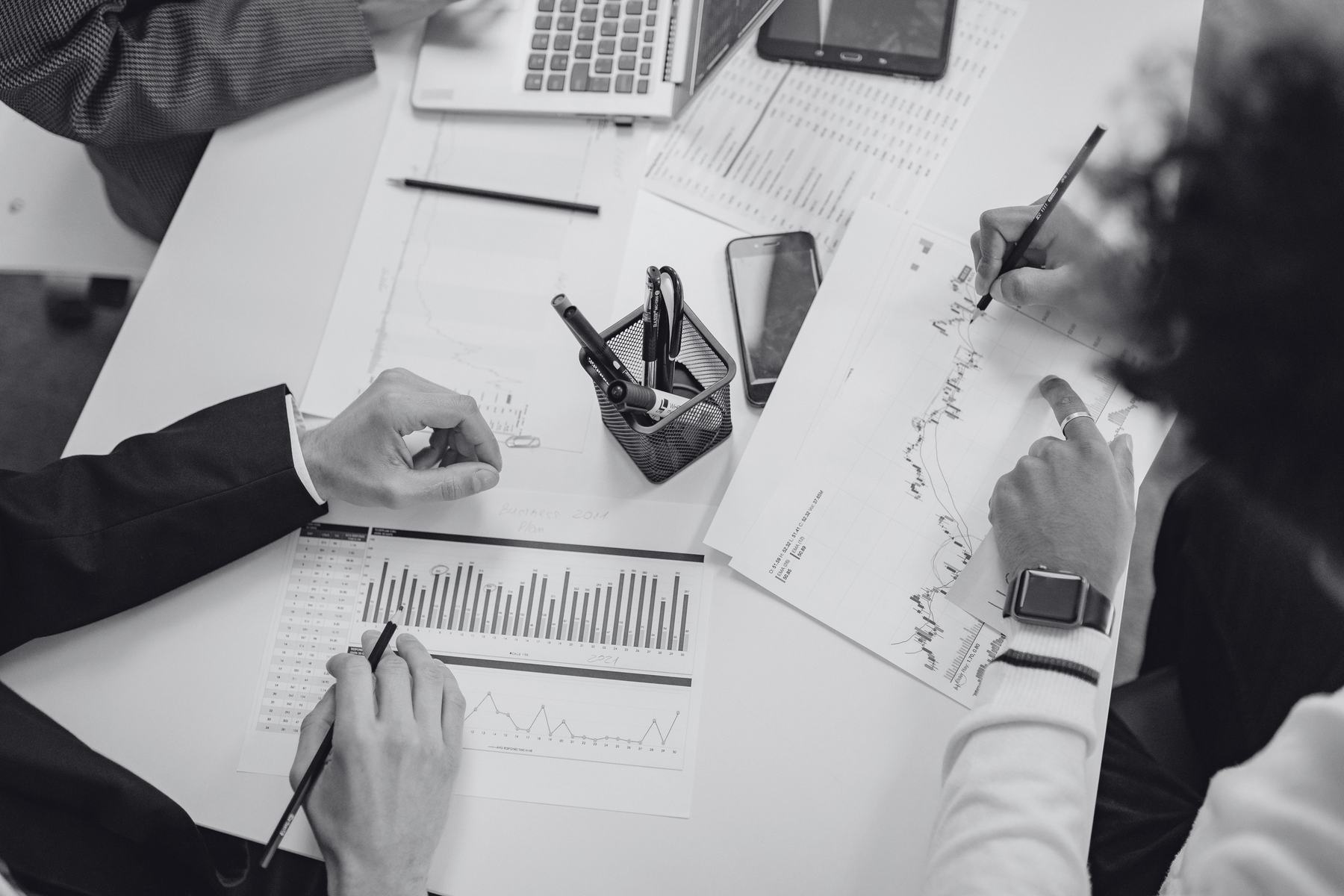 Equipo analizando datos de negocio en una mesa de trabajo